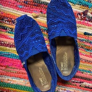 TOMS Blue Slip-ons Croqueted